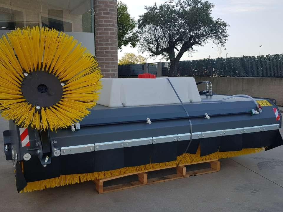 CM Crusher CBS 225 Sweeping Bucket - Vassoura por Mini pá carregadora: foto 2 CM Crusher CBS 225 Sweeping Bucket - Vassoura por Mini pá carregadora: foto 2