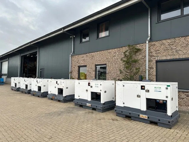 Iveco FPT F32 AM1A Leroy Somer 32 kVA Silent generatorset 92 hours ! - Gerador elétrico: foto 3 Iveco FPT F32 AM1A Leroy Somer 32 kVA Silent generatorset 92 hours ! - Gerador elétrico: foto 3