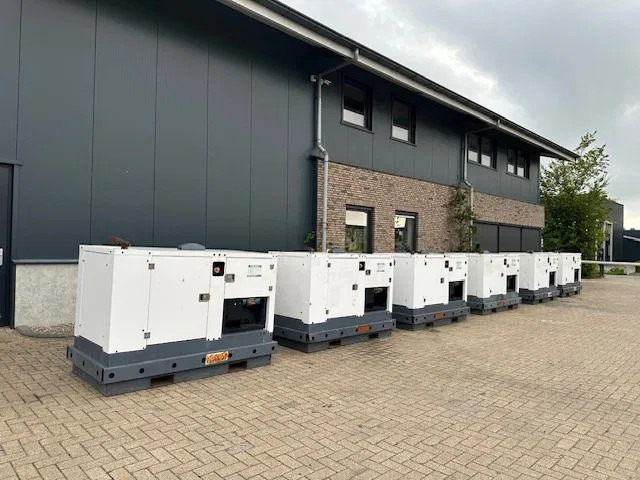 Iveco FPT F32 AM1A Leroy Somer 32 kVA Silent generatorset .... hours ! - Gerador elétrico: foto 2 Iveco FPT F32 AM1A Leroy Somer 32 kVA Silent generatorset .... hours ! - Gerador elétrico: foto 2