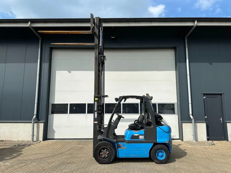 Nissan UGD02A30P0 3 ton Triplex Freelift LPG Heftruck - Empilhadeira a gás: foto 2 Nissan UGD02A30P0 3 ton Triplex Freelift LPG Heftruck - Empilhadeira a gás: foto 2