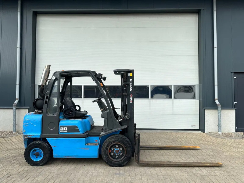 Nissan UGD02A30P0 3 ton Triplex Freelift LPG Heftruck - Empilhadeira a gás: foto 3 Nissan UGD02A30P0 3 ton Triplex Freelift LPG Heftruck - Empilhadeira a gás: foto 3