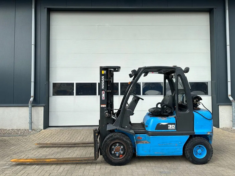 Nissan UGD02A30P0 3 ton Triplex Freelift LPG Heftruck - Empilhadeira a gás: foto 1 Nissan UGD02A30P0 3 ton Triplex Freelift LPG Heftruck - Empilhadeira a gás: foto 1