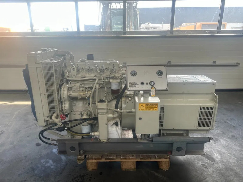 Perkins T4.236 60 kVA noodstroom generatorset as New ! 256 hours ! - Gerador elétrico: foto 1 Perkins T4.236 60 kVA noodstroom generatorset as New ! 256 hours ! - Gerador elétrico: foto 1