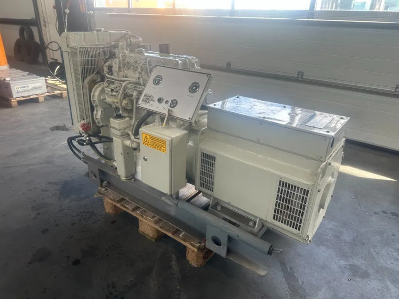 Perkins T4.236 60 kVA noodstroom generatorset as New ! 256 hours ! - Gerador elétrico: foto 2 Perkins T4.236 60 kVA noodstroom generatorset as New ! 256 hours ! - Gerador elétrico: foto 2
