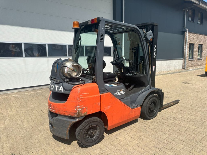 Toyota 2.5 ton Tonero 25 Triplex Freelift Sideshift LPG Heftruck - Empilhadeira a gás: foto 5 Toyota 2.5 ton Tonero 25 Triplex Freelift Sideshift LPG Heftruck - Empilhadeira a gás: foto 5