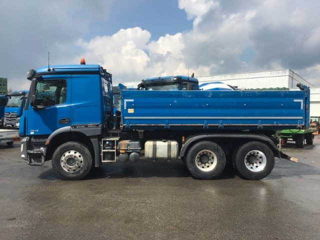 Mercedes-Benz Arocs 2643 6x4 Retarder Meiller 3-Seiten AHK Bet - Camião basculante: foto 2 Mercedes-Benz Arocs 2643 6x4 Retarder Meiller 3-Seiten AHK Bet - Camião basculante: foto 2