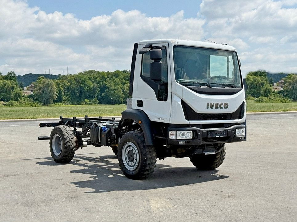 Iveco EUROCARGO 110-250* PLATFORM 4,60 m* 4x4 - Camião chassi: foto 2 Iveco EUROCARGO 110-250* PLATFORM 4,60 m* 4x4 - Camião chassi: foto 2