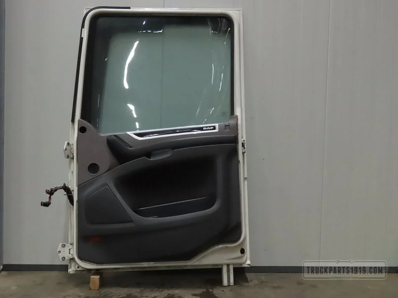 DAF Body & Chassis Parts Portier Re. DAF XF 106 - Porta e peças por Camião: foto 2 DAF Body & Chassis Parts Portier Re. DAF XF 106 - Porta e peças por Camião: foto 2