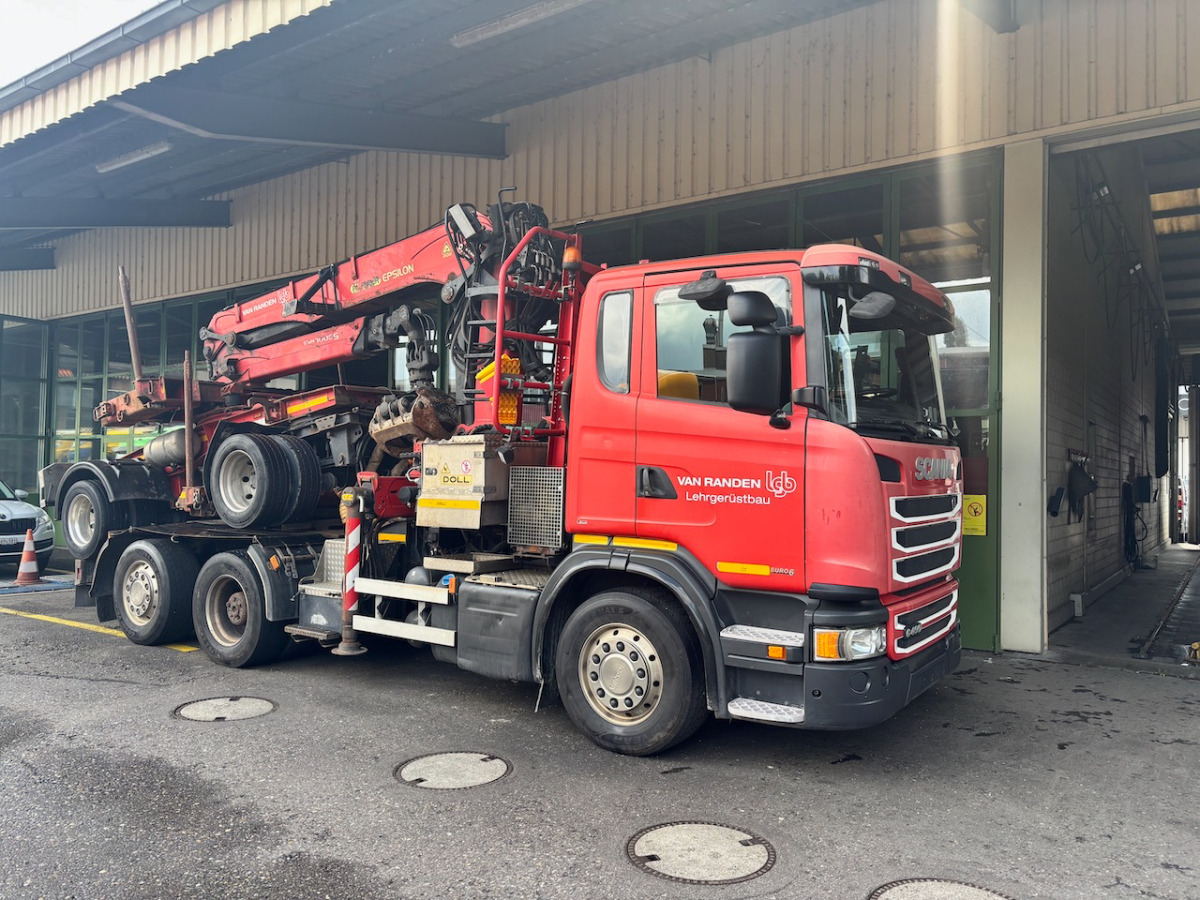 Camião de transporte de madeira, Camião grua SCANIA G490 6x2: foto 1