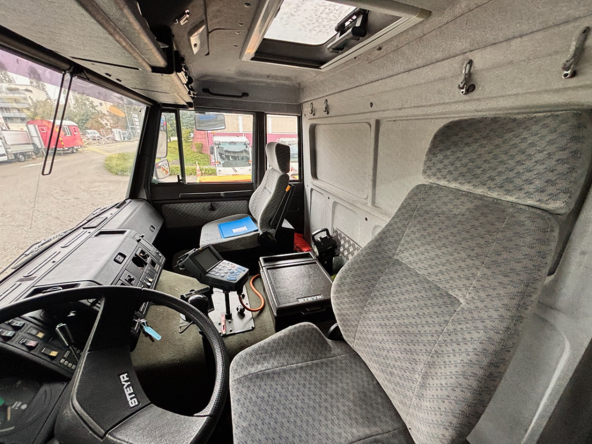 STEYR 26S32/ 6x4 Pisten Enteisung - Camião de lona: foto 4 STEYR 26S32/ 6x4 Pisten Enteisung - Camião de lona: foto 4