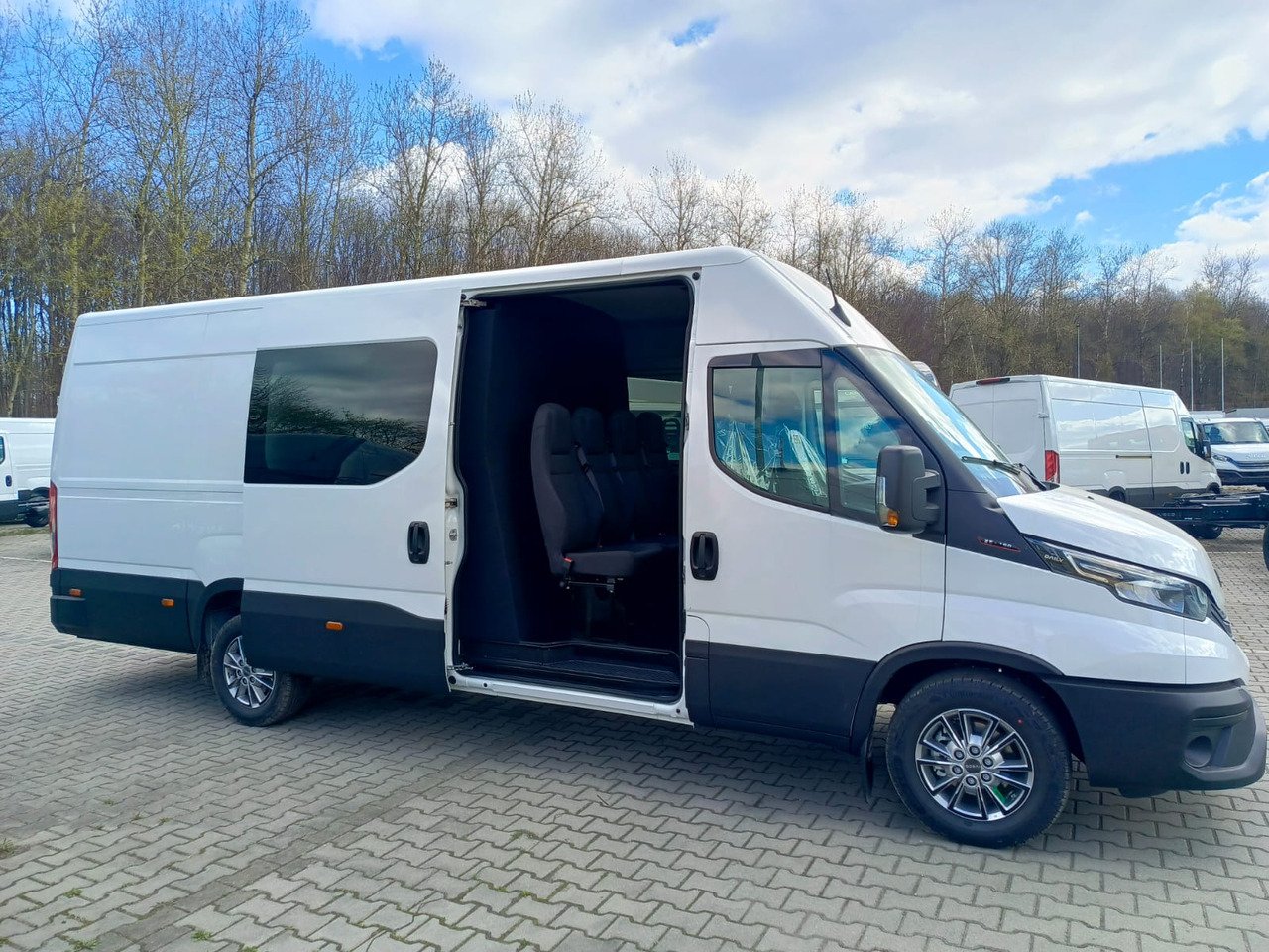 IVECO Daily 35 180 7-Sitzer - Furgão de passageiros, Carrinha cabine dupla: foto 2 IVECO Daily 35 180 7-Sitzer - Furgão de passageiros, Carrinha cabine dupla: foto 2