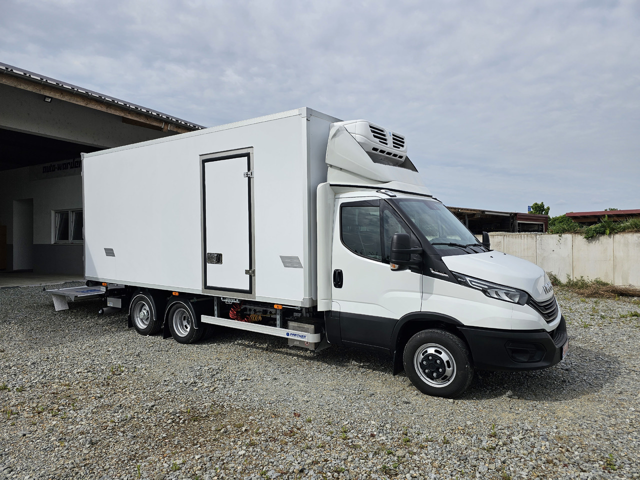 IVECO Daily BE-Truck 35S18H A8 180 PS Kühlkoffer 7.000kg Gesamtgewicht - Camião frigorífico: foto 2 IVECO Daily BE-Truck 35S18H A8 180 PS Kühlkoffer 7.000kg Gesamtgewicht - Camião frigorífico: foto 2