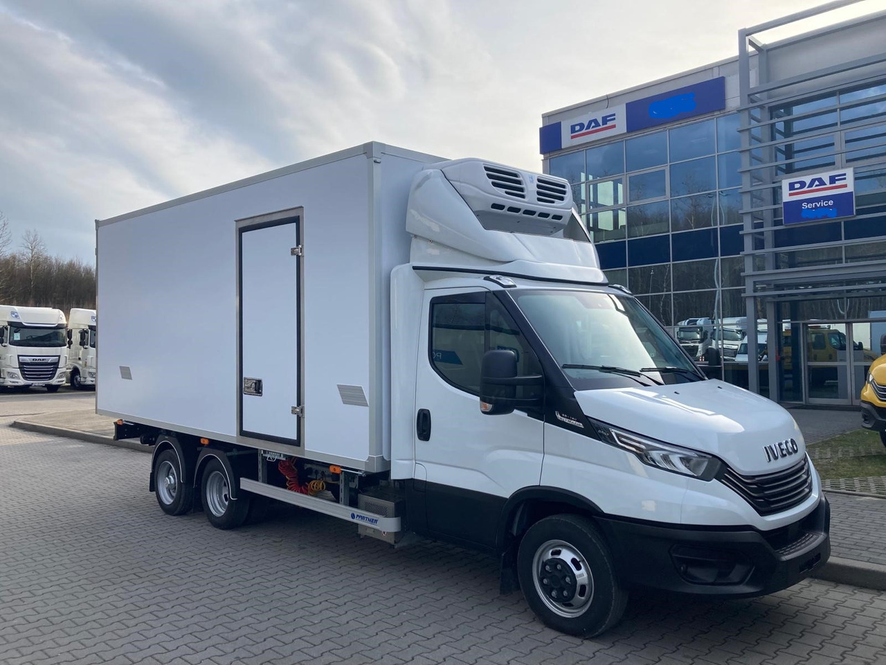 IVECO Daily BE-Truck 35S18H A8 180 PS Kühlkoffer 7.000kg Gesamtgewicht - Camião frigorífico: foto 4 IVECO Daily BE-Truck 35S18H A8 180 PS Kühlkoffer 7.000kg Gesamtgewicht - Camião frigorífico: foto 4