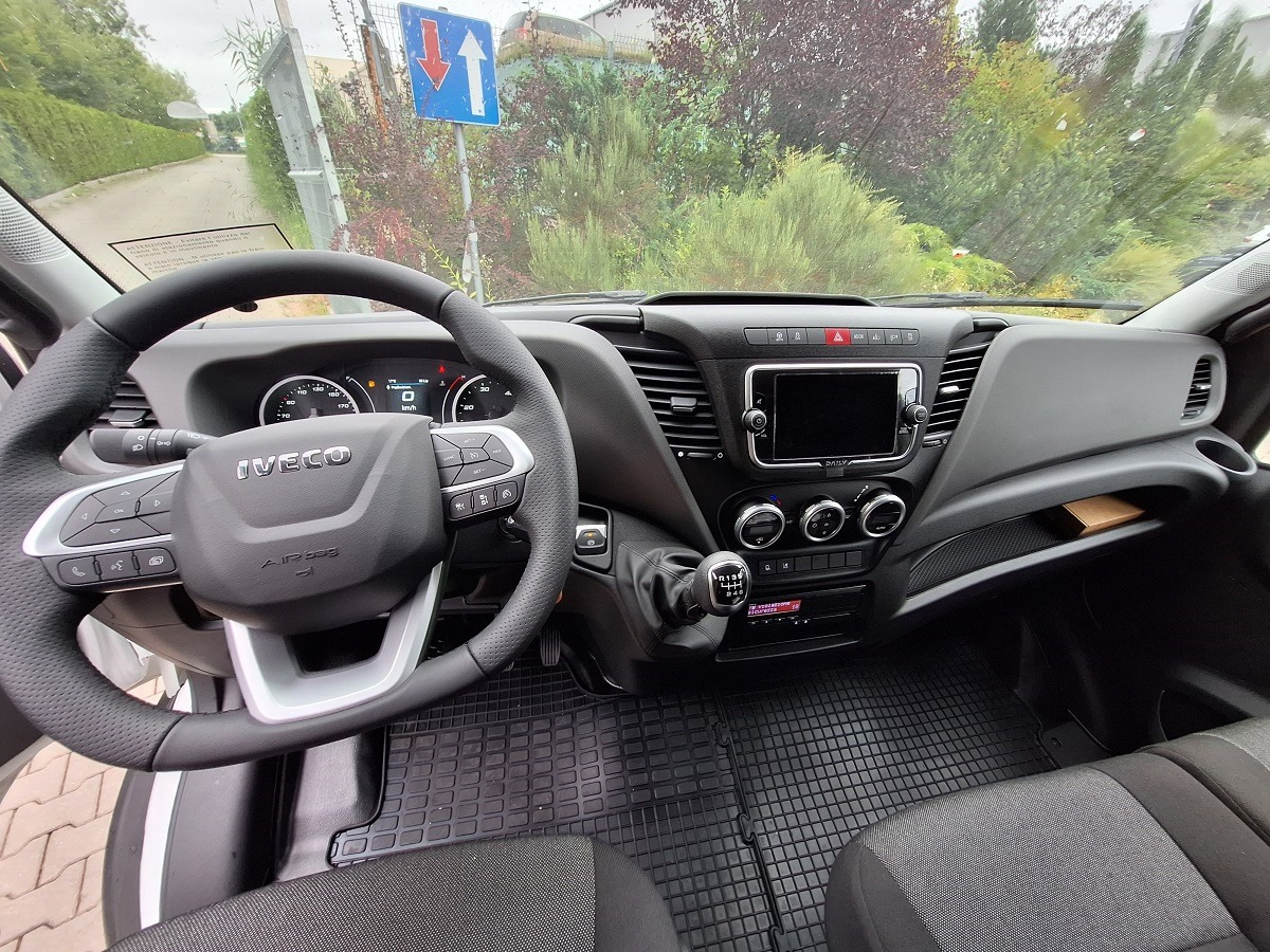 Iveco Daily 70C18A8 Backsleeper BÄR - Carrinha de lona: foto 4 Iveco Daily 70C18A8 Backsleeper BÄR - Carrinha de lona: foto 4