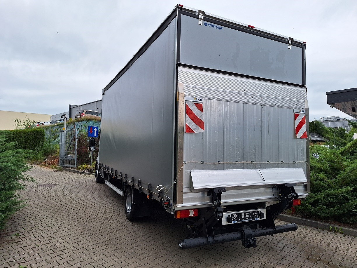 Iveco Daily 70C18A8 Backsleeper BÄR - Carrinha de lona: foto 2 Iveco Daily 70C18A8 Backsleeper BÄR - Carrinha de lona: foto 2