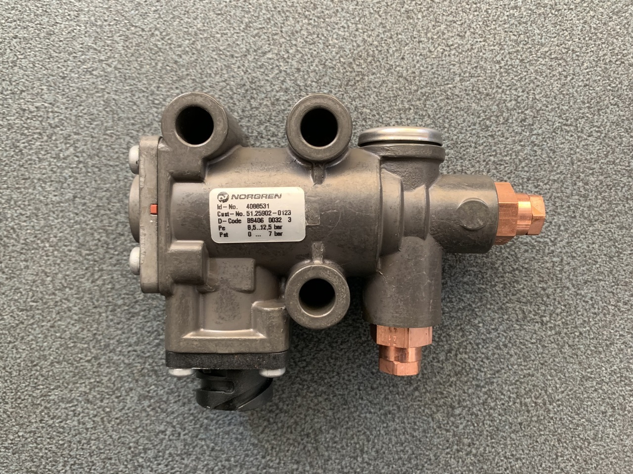 EXHAUST GAS RECIRCULATION CONTROL VALVE MAN TGA - Válvula de freio por Camião: foto 1 EXHAUST GAS RECIRCULATION CONTROL VALVE MAN TGA - Válvula de freio por Camião: foto 1
