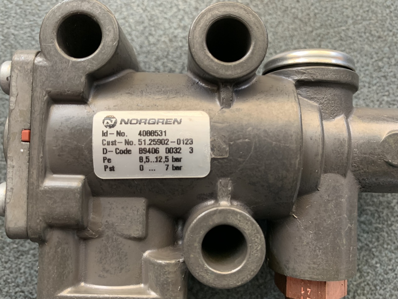 EXHAUST GAS RECIRCULATION CONTROL VALVE MAN TGA - Válvula de freio por Camião: foto 2 EXHAUST GAS RECIRCULATION CONTROL VALVE MAN TGA - Válvula de freio por Camião: foto 2