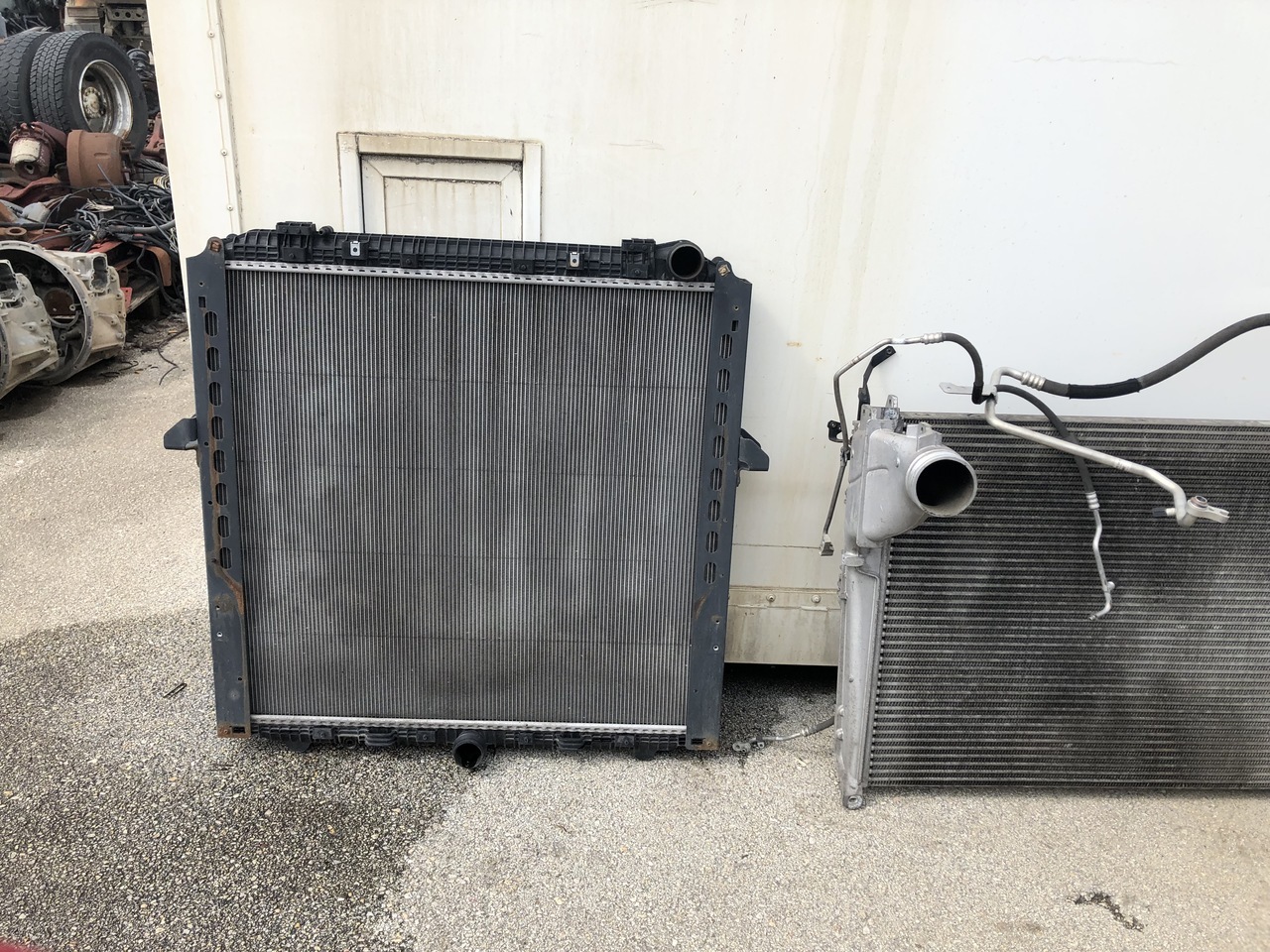 RADIATOR,INTERCOOLER,ADBLUE CONTAINER ACTROS MP4 - Radiador por Camião: foto 1 RADIATOR,INTERCOOLER,ADBLUE CONTAINER ACTROS MP4 - Radiador por Camião: foto 1