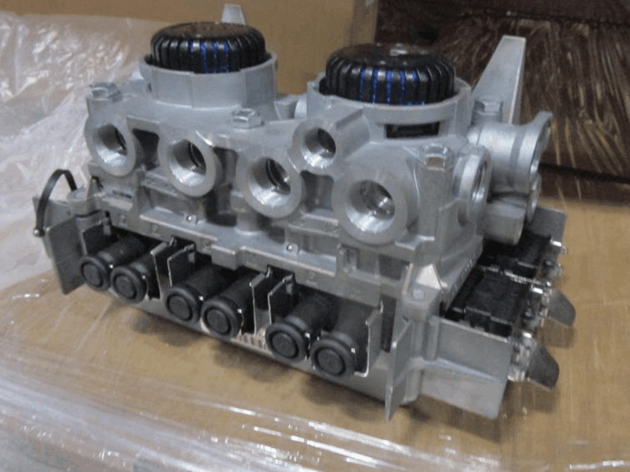 WABCO EBS MODULATOR SCHMITZ,KRONE NIEUW + deposit 4801020140 - Válvula de freio por Camião: foto 3 WABCO EBS MODULATOR SCHMITZ,KRONE NIEUW + deposit 4801020140 - Válvula de freio por Camião: foto 3