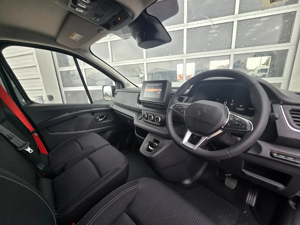 Furgão novo NEW Renault Trafic Exclusive 170BHP/150BHP Auto Highland Silver: foto 8