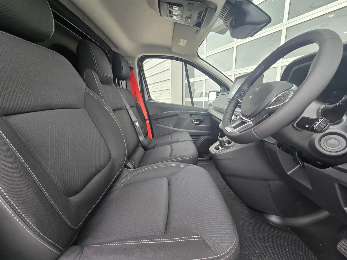 Furgão novo NEW Renault Trafic Exclusive 170BHP/150BHP Auto Highland Silver: foto 7