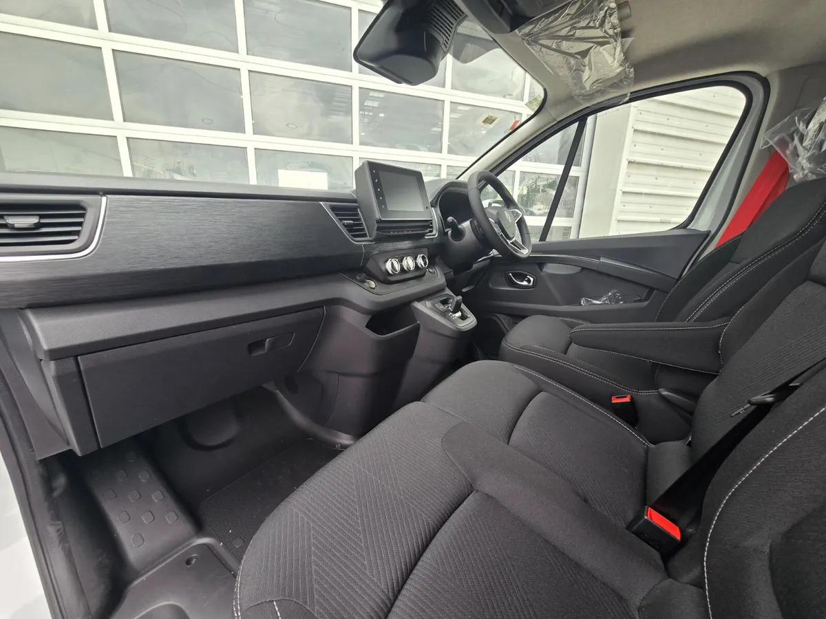 Furgão novo NEW Renault Trafic Exclusive 170BHP/150BHP Auto Highland Silver: foto 10