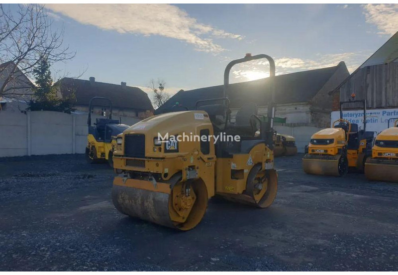 Caterpillar CB 24B road roller - Rolo: foto 1 Caterpillar CB 24B road roller - Rolo: foto 1