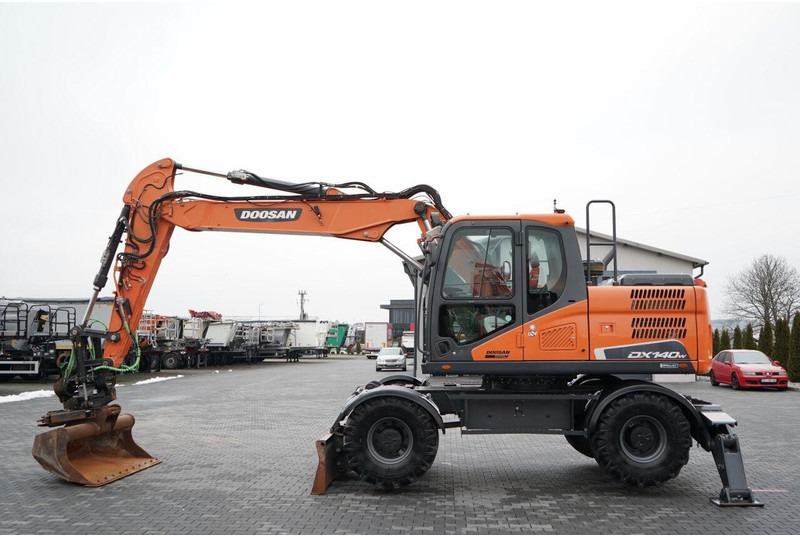 Doosan DX 140W / KOPARKA KOŁOWA / JOYSTICK / POWERTILT OBROTNICA - Escavadeira de rodas: foto 2 Doosan DX 140W / KOPARKA KOŁOWA / JOYSTICK / POWERTILT OBROTNICA - Escavadeira de rodas: foto 2