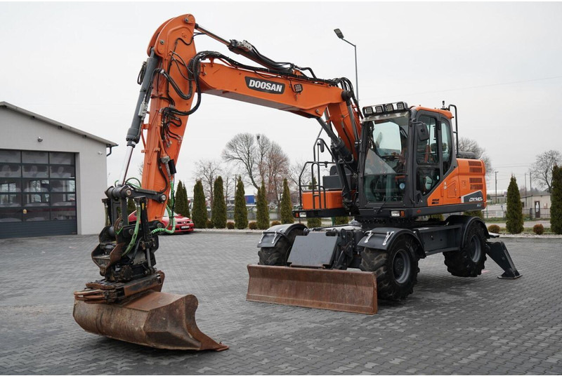 Doosan DX 140W / KOPARKA KOŁOWA / JOYSTICK / POWERTILT OBROTNICA - Escavadeira de rodas: foto 1 Doosan DX 140W / KOPARKA KOŁOWA / JOYSTICK / POWERTILT OBROTNICA - Escavadeira de rodas: foto 1