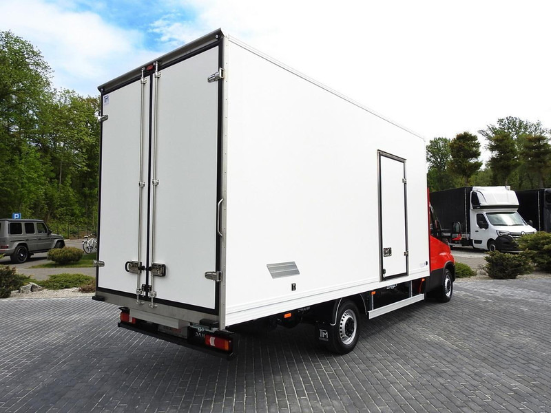 Iveco DAILY 35S18 NOWY KONTENER 10 PALET TEMPOMAT NAWIGACJA KLIMATYZAC - Carrinha de contentor: foto 3 Iveco DAILY 35S18 NOWY KONTENER 10 PALET TEMPOMAT NAWIGACJA KLIMATYZAC - Carrinha de contentor: foto 3