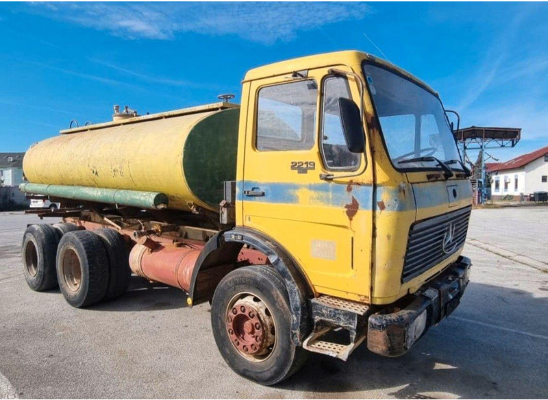 Mercedes-Benz 2219 6x4 Vízszállító Tartálykocsi - Caminhão tanque: foto 1 Mercedes-Benz 2219 6x4 Vízszállító Tartálykocsi - Caminhão tanque: foto 1