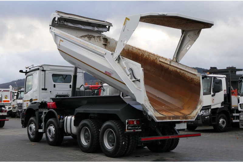 Mercedes-Benz AROCS 3246 / 8x4 / WYWROTKA / TYLNOZSYP / EURO 6 / OPONY 100 % - Camião basculante: foto 3 Mercedes-Benz AROCS 3246 / 8x4 / WYWROTKA / TYLNOZSYP / EURO 6 / OPONY 100 % - Camião basculante: foto 3