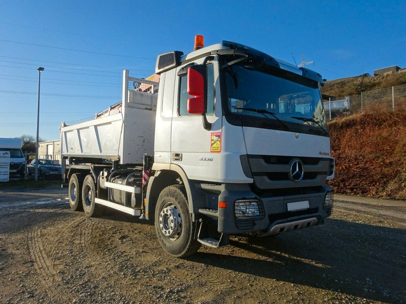 Mercedes-Benz Actros 3336 6x4 Three sided Tipper + Crane FASSI F155A.0.22 - Camião basculante, Camião grua: foto 2 Mercedes-Benz Actros 3336 6x4 Three sided Tipper + Crane FASSI F155A.0.22 - Camião basculante, Camião grua: foto 2