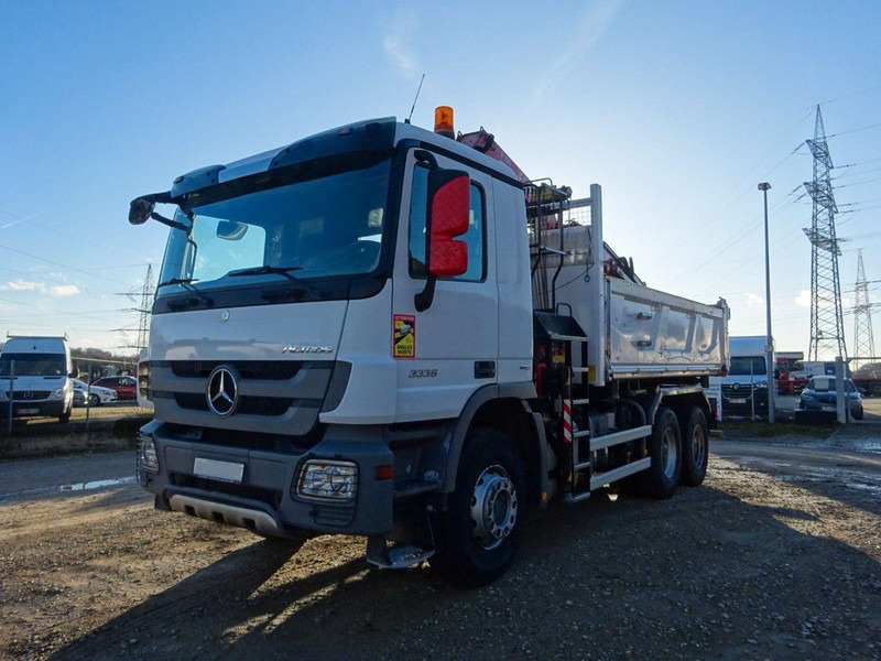Mercedes-Benz Actros 3336 6x4 Three sided Tipper + Crane FASSI F155A.0.22 - Camião basculante, Camião grua: foto 1 Mercedes-Benz Actros 3336 6x4 Three sided Tipper + Crane FASSI F155A.0.22 - Camião basculante, Camião grua: foto 1