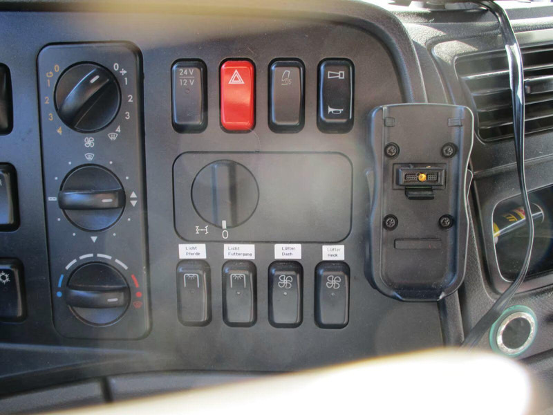 Leasing de Mercedes-Benz Axor 1833 - Horse transporter Mercedes-Benz Axor 1833 - Horse transporter: foto 16