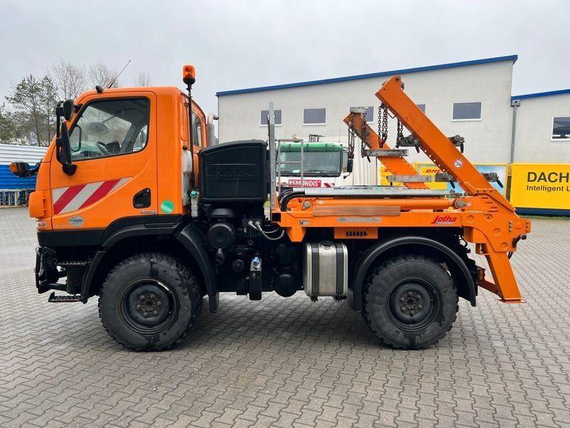 Mercedes-Benz Unimog U 20 4x4 Skip loader - Camião multibenne: foto 4 Mercedes-Benz Unimog U 20 4x4 Skip loader - Camião multibenne: foto 4