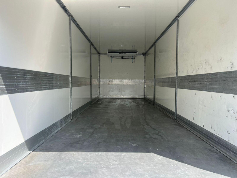 Camião frigorífico Renault D 18 250 DTI 18T REFRIGERATOR + LIFT: foto 7 Camião frigorífico Renault D 18 250 DTI 18T REFRIGERATOR + LIFT: foto 7