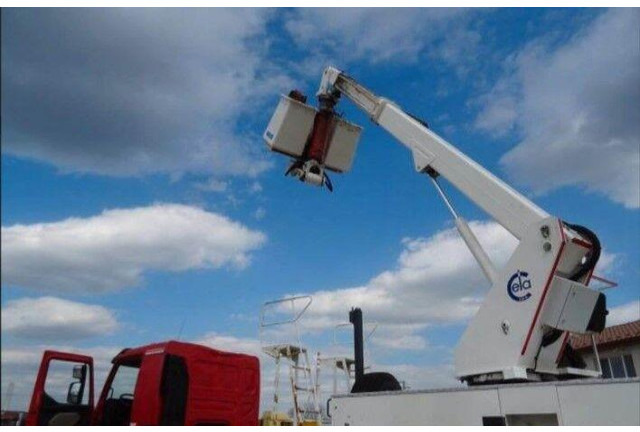 Renault KERAX 410.19 4x4 Emelőkosaras Cela 17m - Caminhão com plataforma aérea: foto 4 Renault KERAX 410.19 4x4 Emelőkosaras Cela 17m - Caminhão com plataforma aérea: foto 4