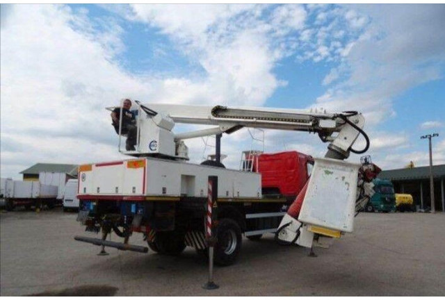 Renault KERAX 410.19 4x4 Emelőkosaras Cela 17m - Caminhão com plataforma aérea: foto 5 Renault KERAX 410.19 4x4 Emelőkosaras Cela 17m - Caminhão com plataforma aérea: foto 5