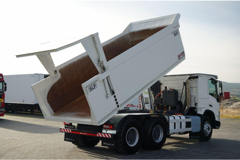 Volvo FMX 550 / 6x4 / WYWROTKA / WOZIDŁO / HARDOX / HYDRAULICZNA KLAPA - Camião basculante: foto 4 Volvo FMX 550 / 6x4 / WYWROTKA / WOZIDŁO / HARDOX / HYDRAULICZNA KLAPA - Camião basculante: foto 4