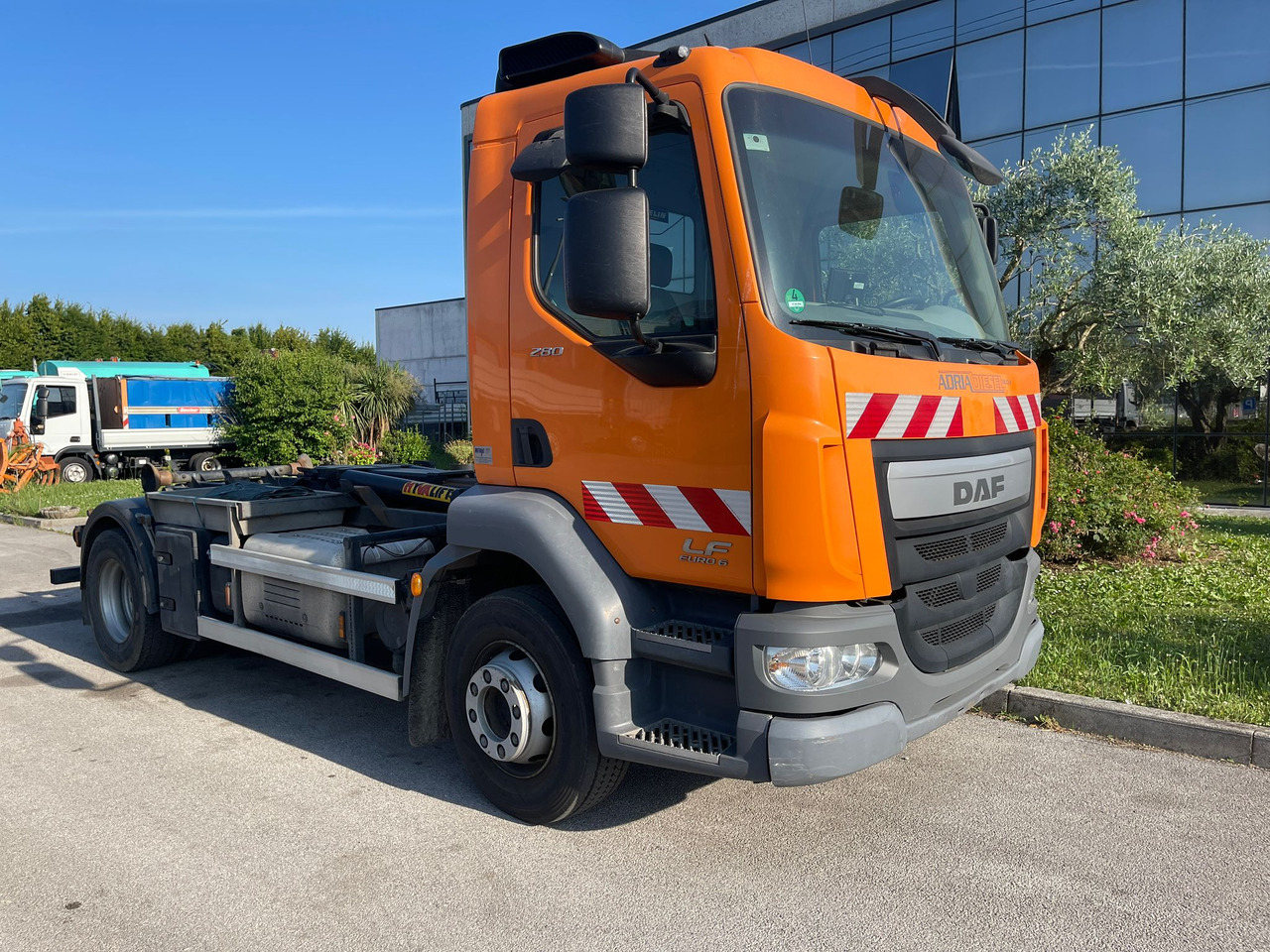 DAF LF280LE - Camião polibenne: foto 2 DAF LF280LE - Camião polibenne: foto 2