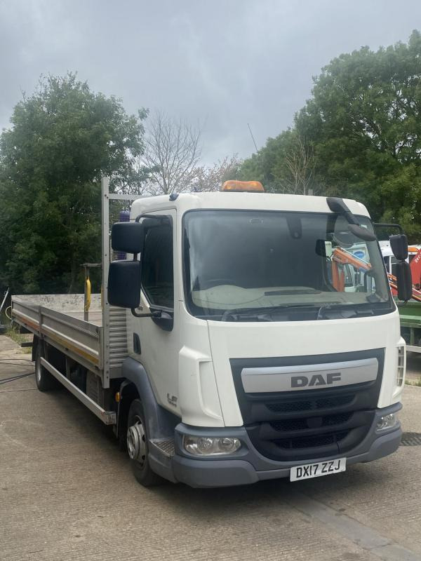 DAF LF45-150 Euro 6 - Camião de caixa aberta/ Plataforma: foto 1 DAF LF45-150 Euro 6 - Camião de caixa aberta/ Plataforma: foto 1
