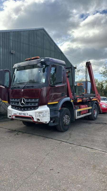 Mercedes Arocs1824 Ton Skip loader Arocs 1824 Skip Loader - Camião multibenne: foto 1 Mercedes Arocs1824 Ton Skip loader Arocs 1824 Skip Loader - Camião multibenne: foto 1
