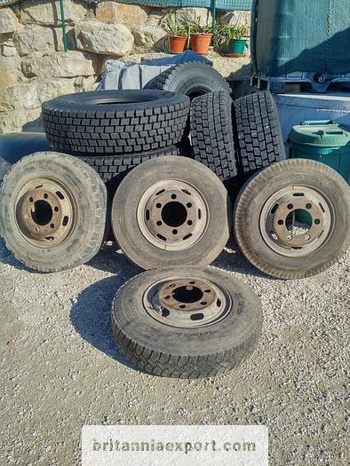 TOYOTA 4 x used 7.50-16 LT tyres on 6 studs rims for Toyota Dyna 300 - Roda completa: foto 1 TOYOTA 4 x used 7.50-16 LT tyres on 6 studs rims for Toyota Dyna 300 - Roda completa: foto 1