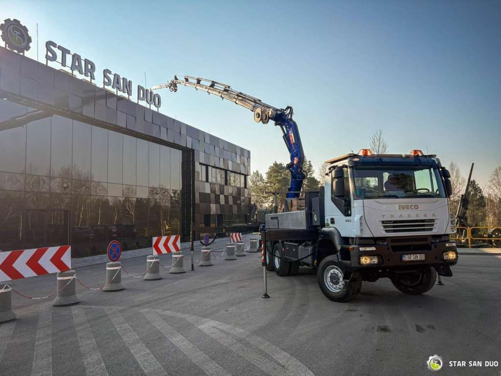 Iveco TRAKKER 450 6x6 PM41S FLY JIB Crane Kipper - Camião grua: foto 3 Iveco TRAKKER 450 6x6 PM41S FLY JIB Crane Kipper - Camião grua: foto 3