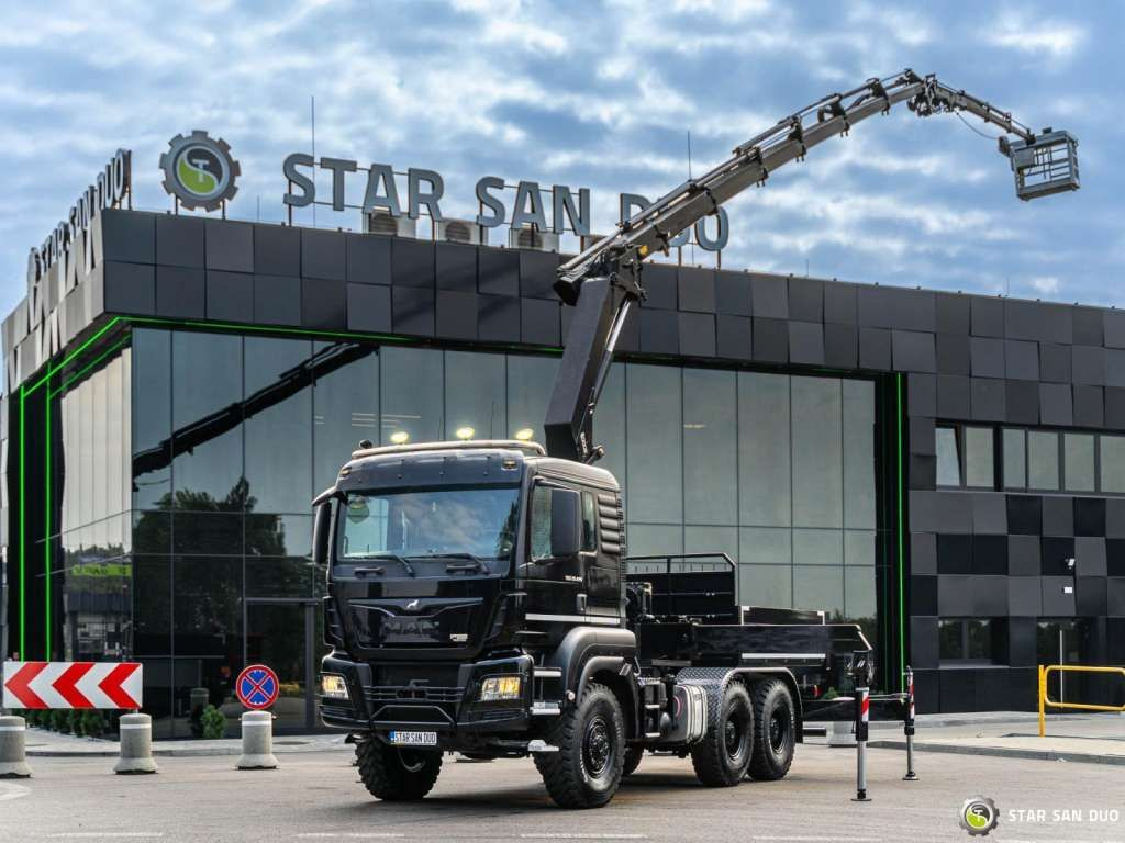 MAN TGS 26.420 6x6 HMF 3000 K6 Fly Jib Crane Basket - Camião grua: foto 1 MAN TGS 26.420 6x6 HMF 3000 K6 Fly Jib Crane Basket - Camião grua: foto 1