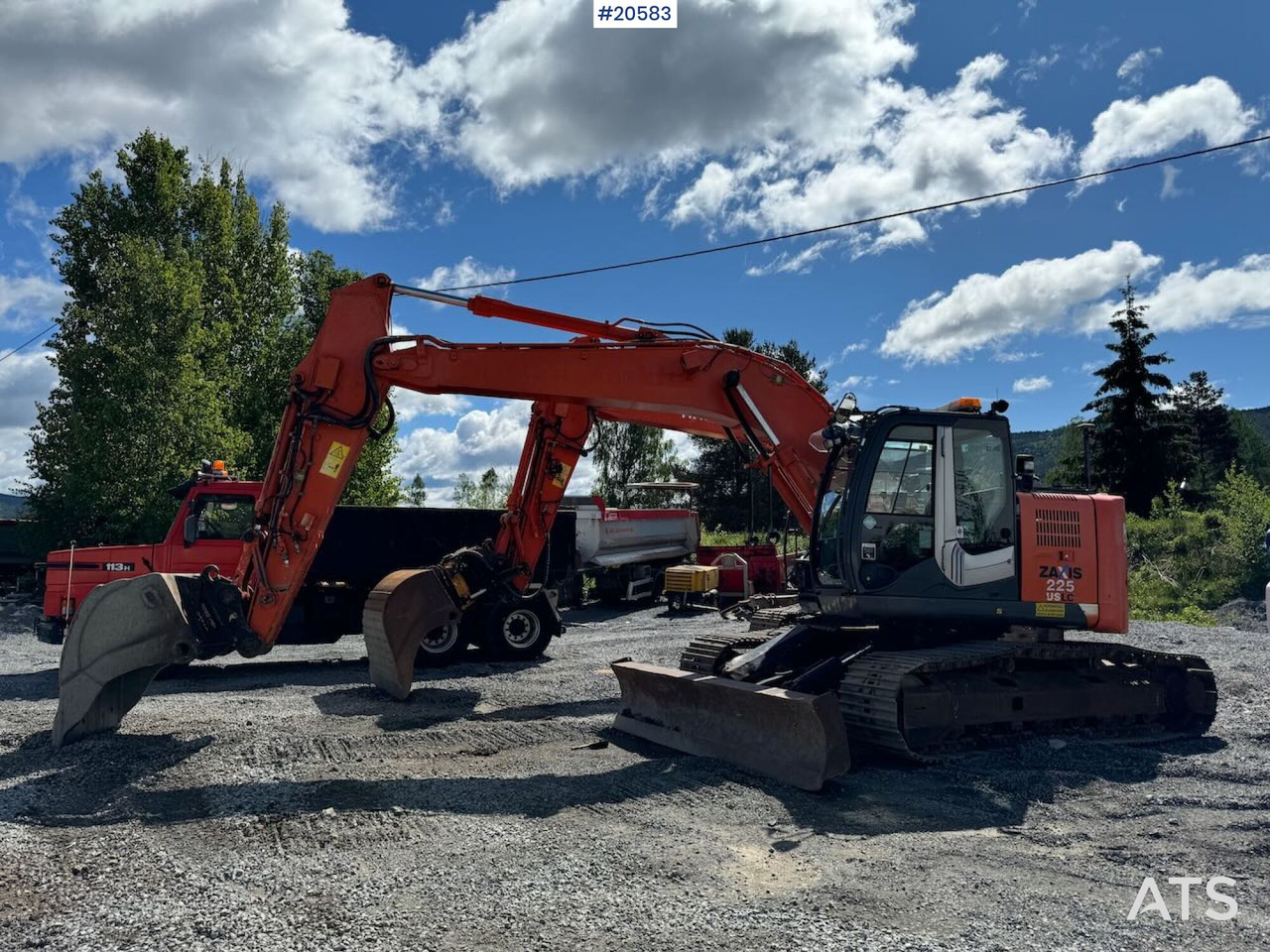 Hitachi ZX225 - Escavadeira: foto 1 Hitachi ZX225 - Escavadeira: foto 1
