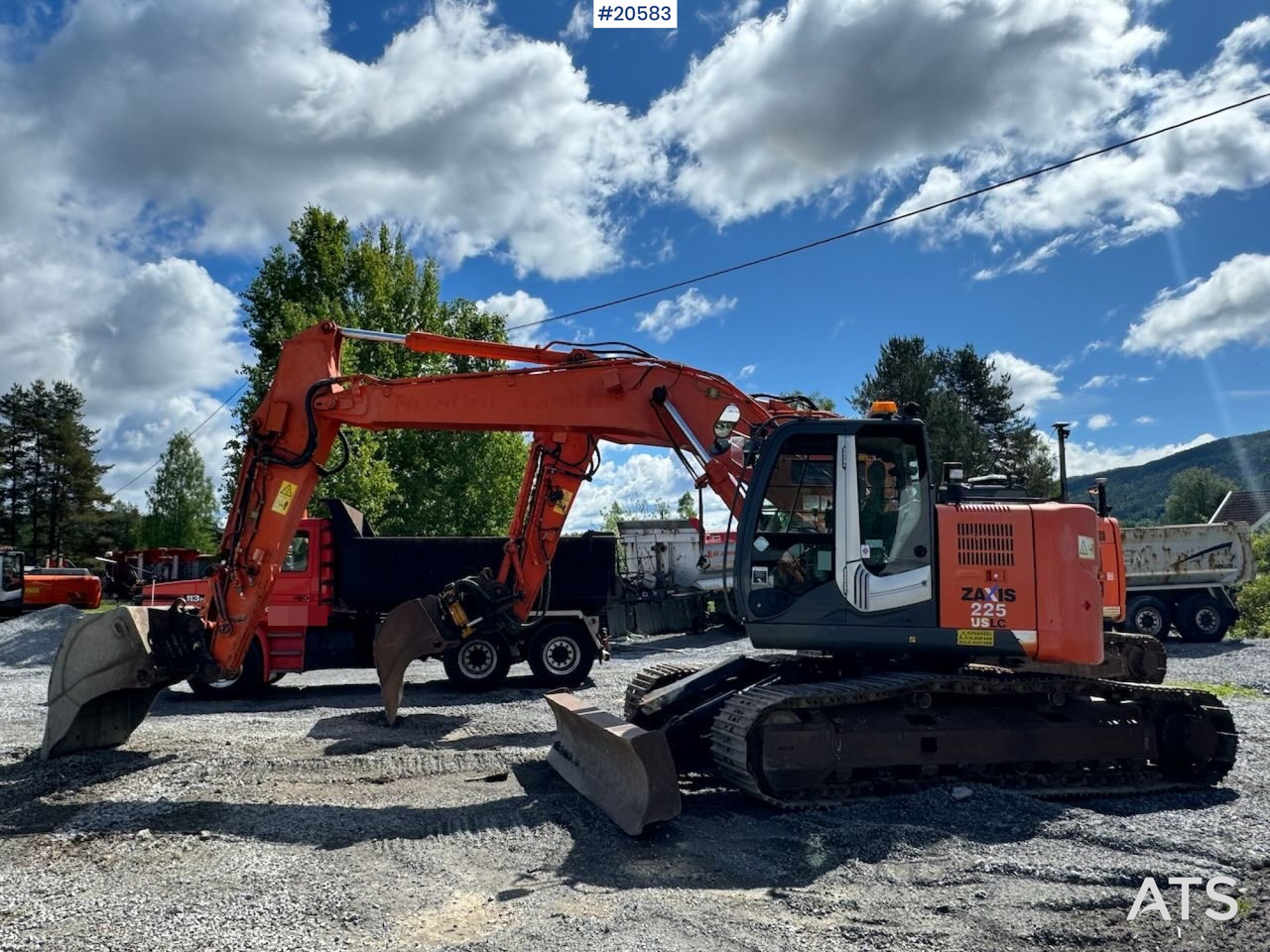 Hitachi ZX225 - Escavadeira: foto 2 Hitachi ZX225 - Escavadeira: foto 2
