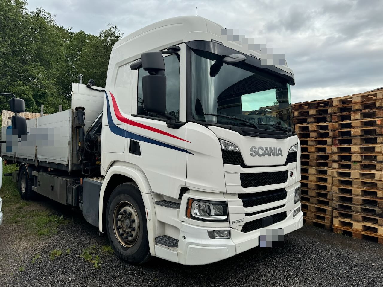 Scania P320 - Camião de caixa aberta/ Plataforma, Camião grua: foto 2 Scania P320 - Camião de caixa aberta/ Plataforma, Camião grua: foto 2