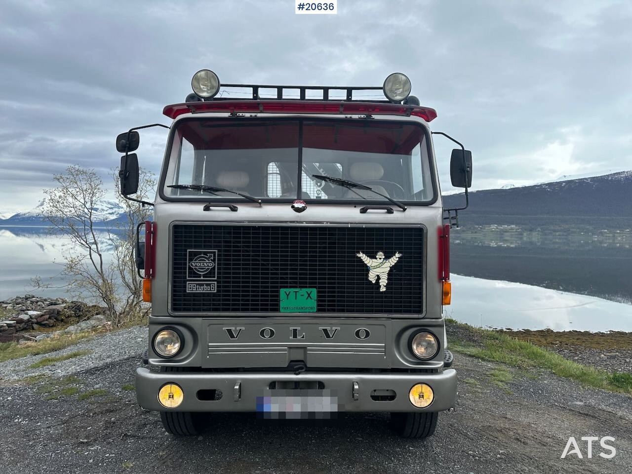 Volvo F89 46 - Camião de caixa aberta/ Plataforma, Camião grua: foto 3 Volvo F89 46 - Camião de caixa aberta/ Plataforma, Camião grua: foto 3